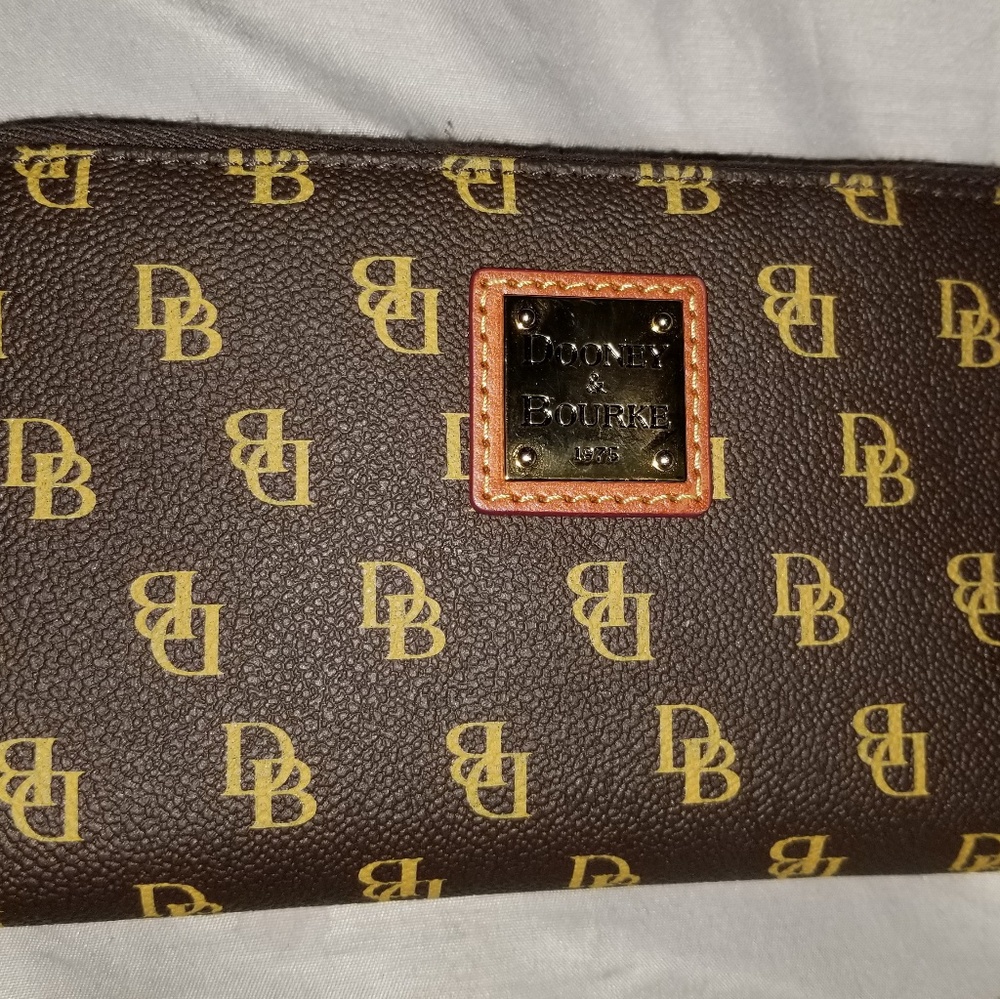 NWT Dooney and Bourke gretta wallet